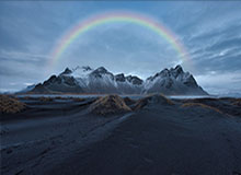 开云体育-载誉而归，中国足协秘书长袁永清一行为归来的球员戴上花环