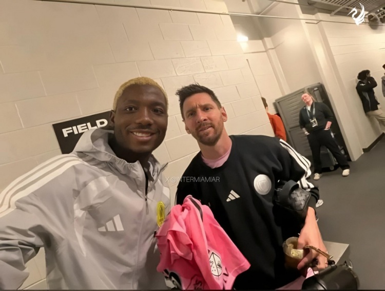 开云体育-纳什维尔后卫赛后拿到梅西球衣，社媒晒照：无比自豪